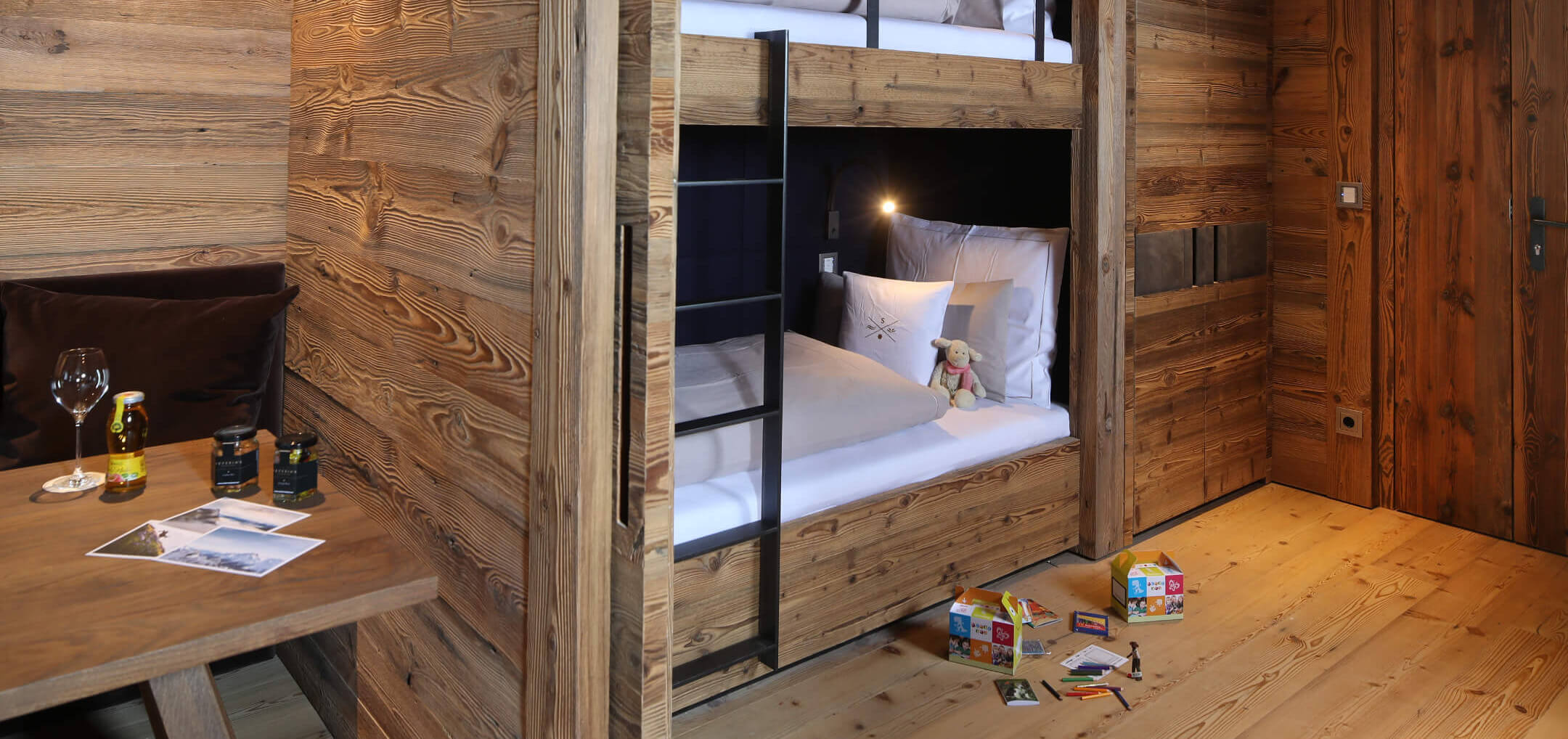 Schlafzimmer mit Etagenbett für 2 Kinder und Schreibtisch Hotel Severin*s in Lech