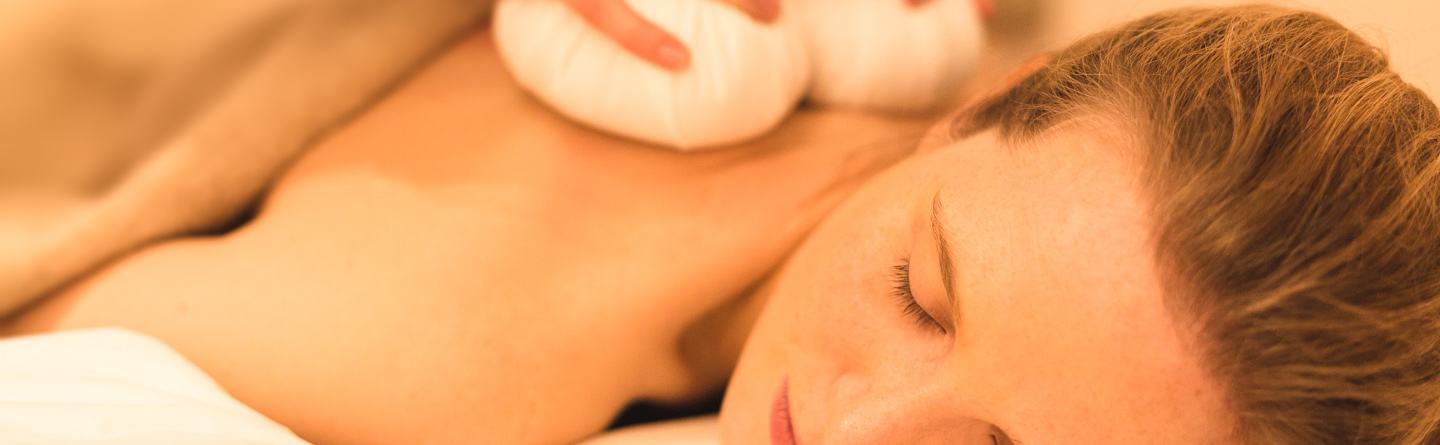 Frau während einer Stempelmassage des Verwöhnprogramms im Severin*s Resort und Spa auf Sylt Frau während einer Stempelmassage des Verwöhnprogramms im Severin*s Resort und Spa auf Sylt