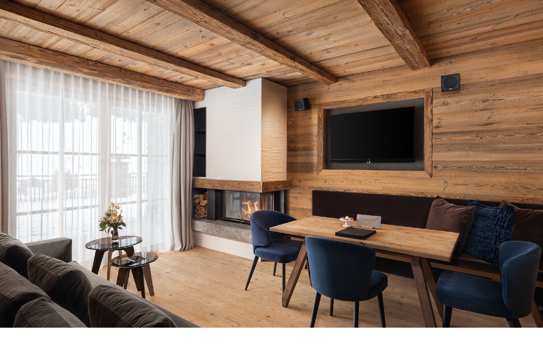 Sofa und Fernseher mit Esstisch und Kamin.