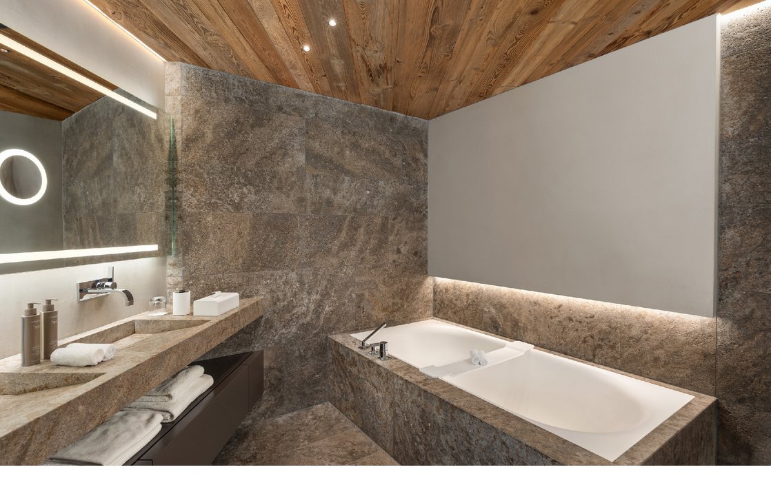 Modernes Badezimmer mit Badewanne