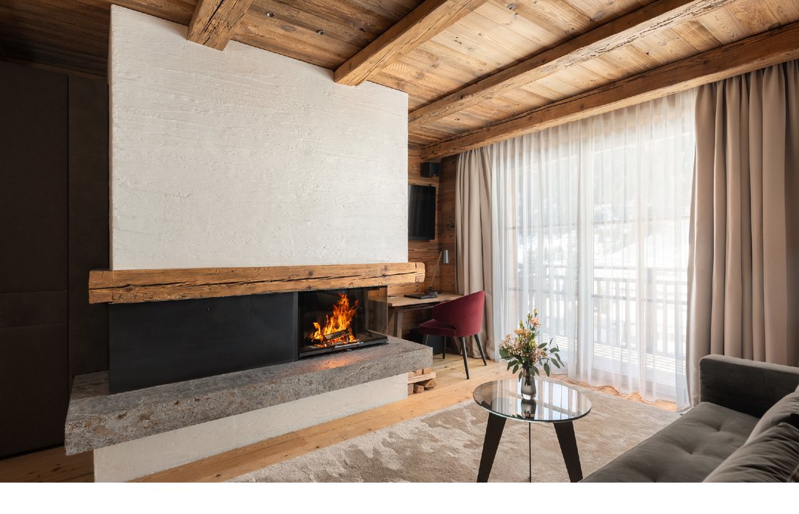 Kamin und Sofa sowie Schreibtisch.
