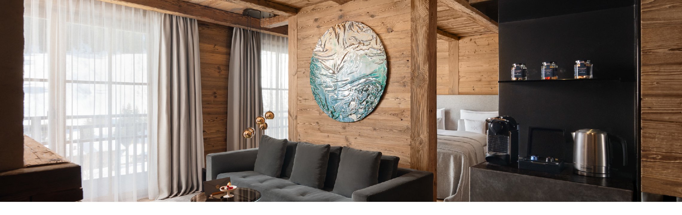 Getrenner Schlaf- und Wohnbereich mit Sofa in der Suite.