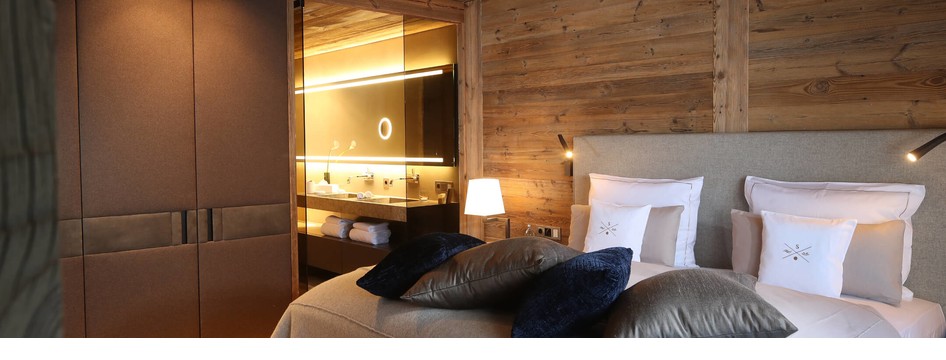Komfortables Schlafzimmer in der Family Suite im Severin*s – The Alpine Retreat