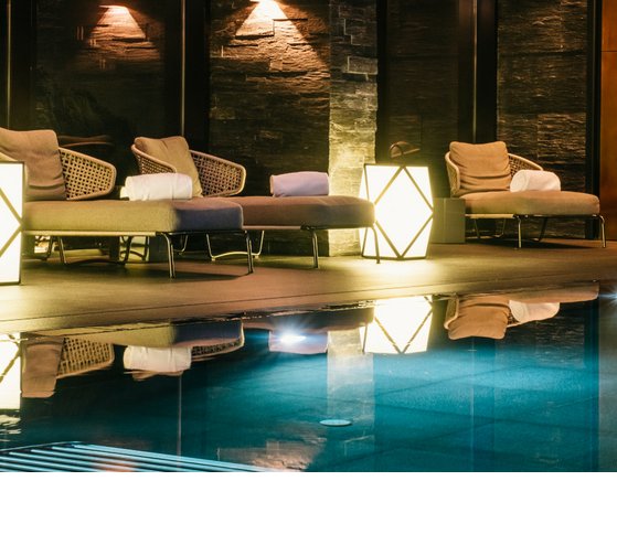 Luxuriöser Spa-Bereich mit Liegen, weichem Licht und Pool im Severin*s The Alpine Retreat, Lech.