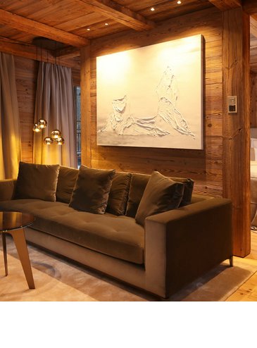 Blick in den Wohnbereich mit anliegendem Schlafzimmer der Junior Suite im Severin*s – The Alpine Retreat