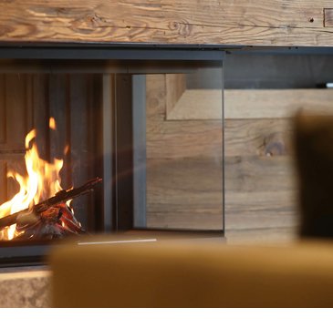 Lodendes Feuer im Kamin der Suite im Severin*s – The Alpine Retreat