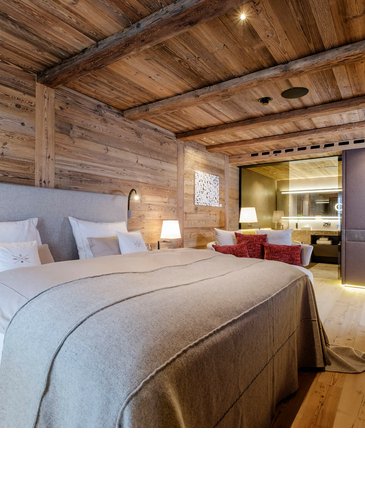 Schlafzimmer/Bad in der Senior Suite im Severins Hotel in Lech
