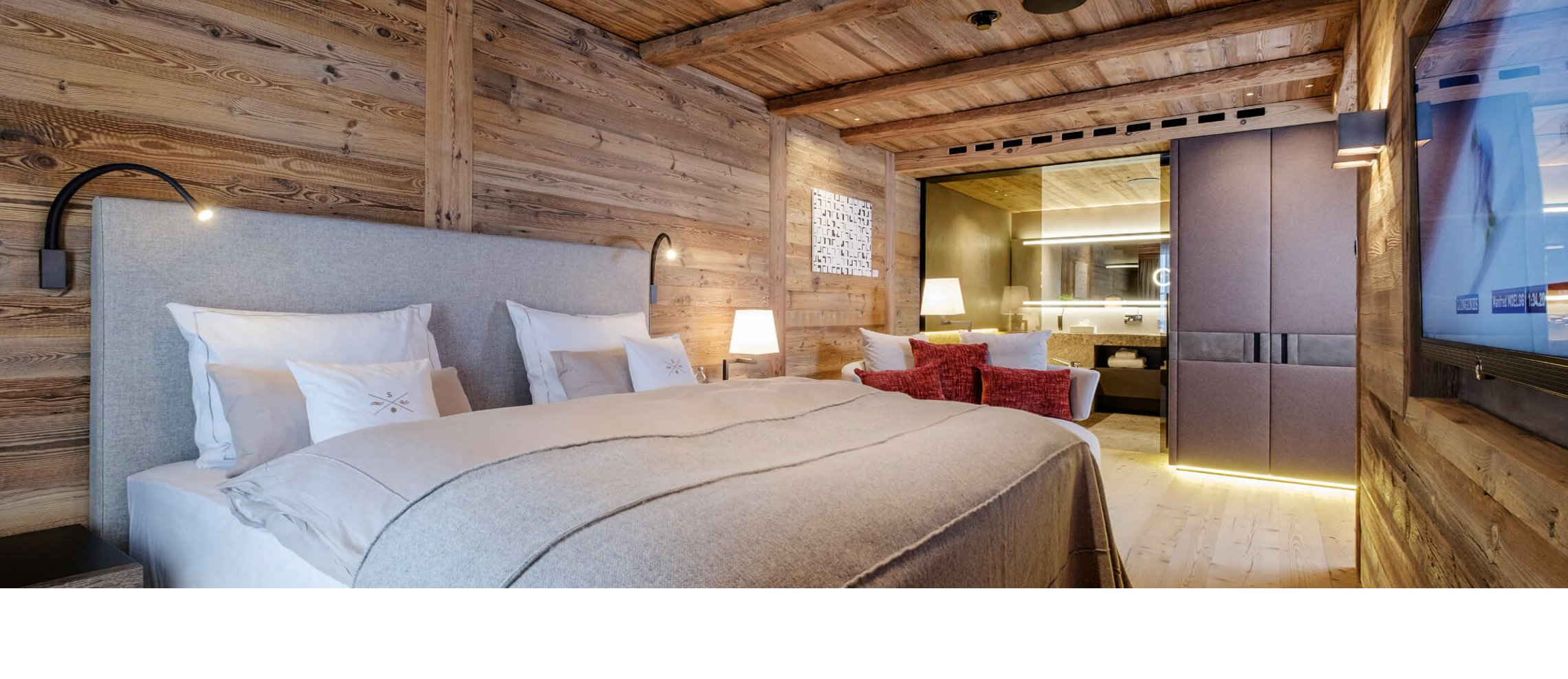 Schlafzimmer/Bad in der Senior Suite im Severins Hotel in Lech