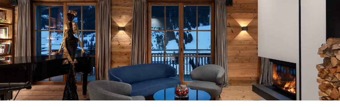 Sitzecke mit Sofa und Piano.