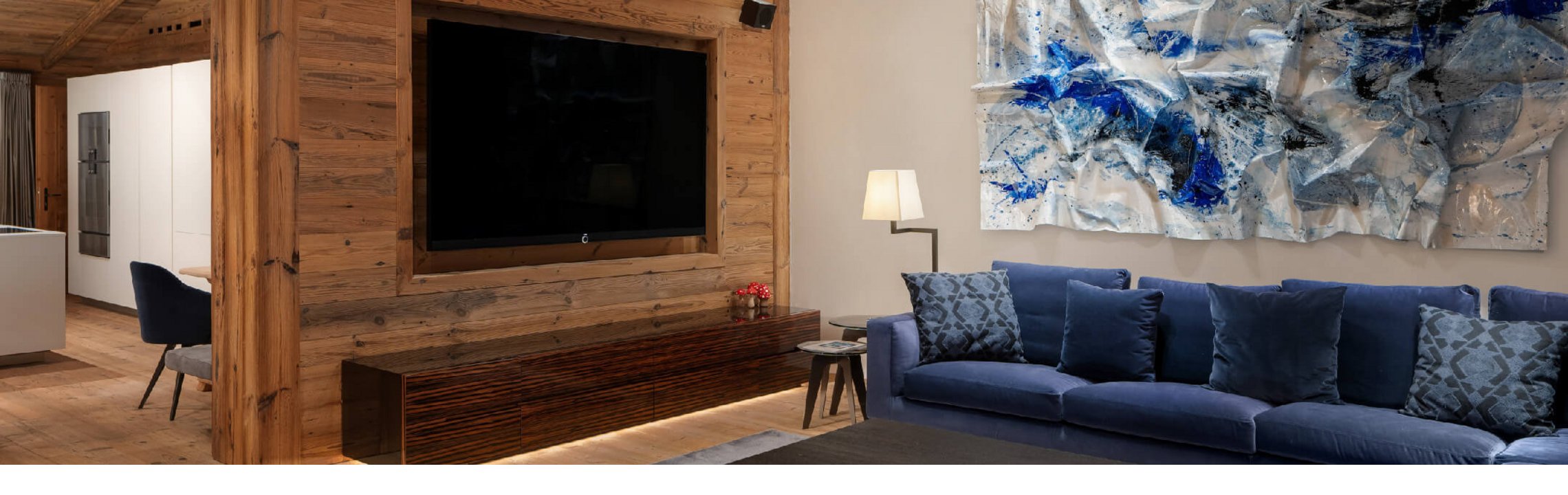 Großes Sofa und Fernseher.