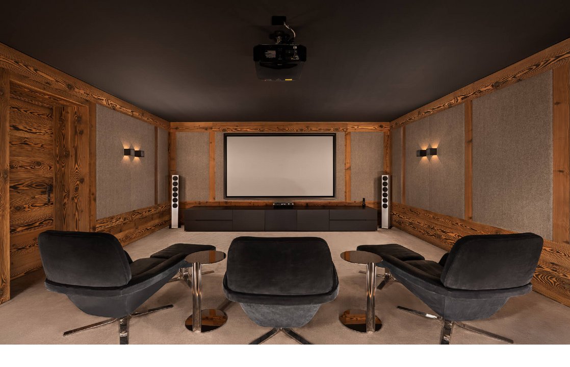 Heimkino mit Sesseln.