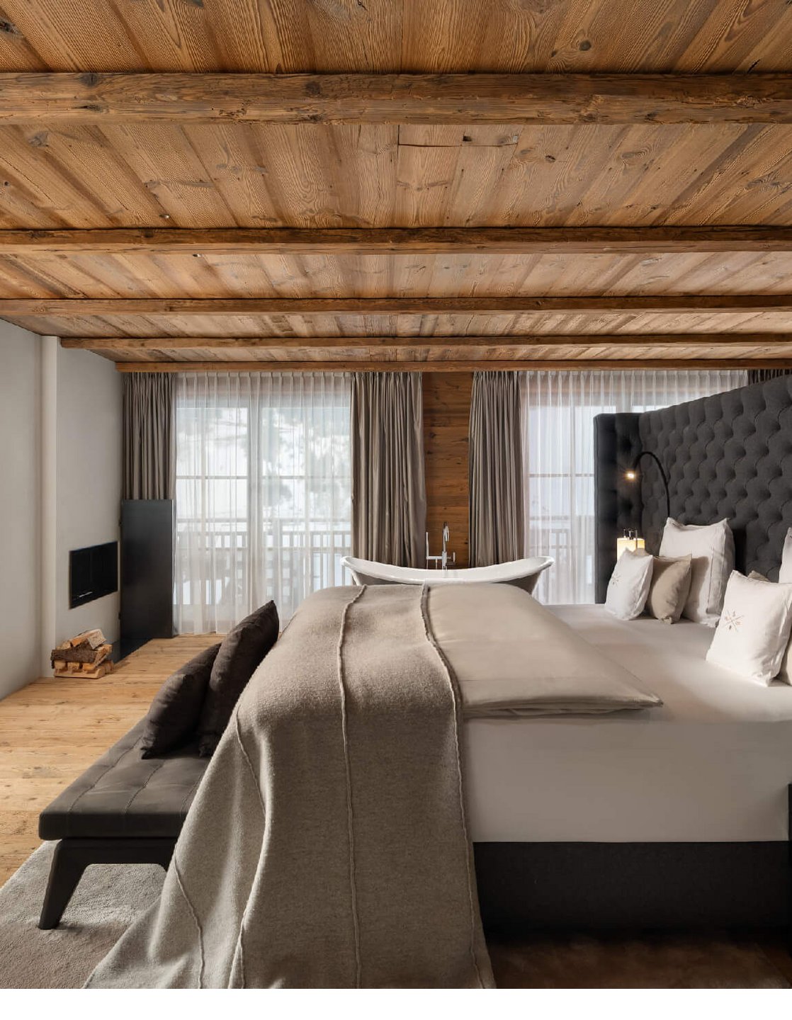Großes Bett uns freistehende Badewanne