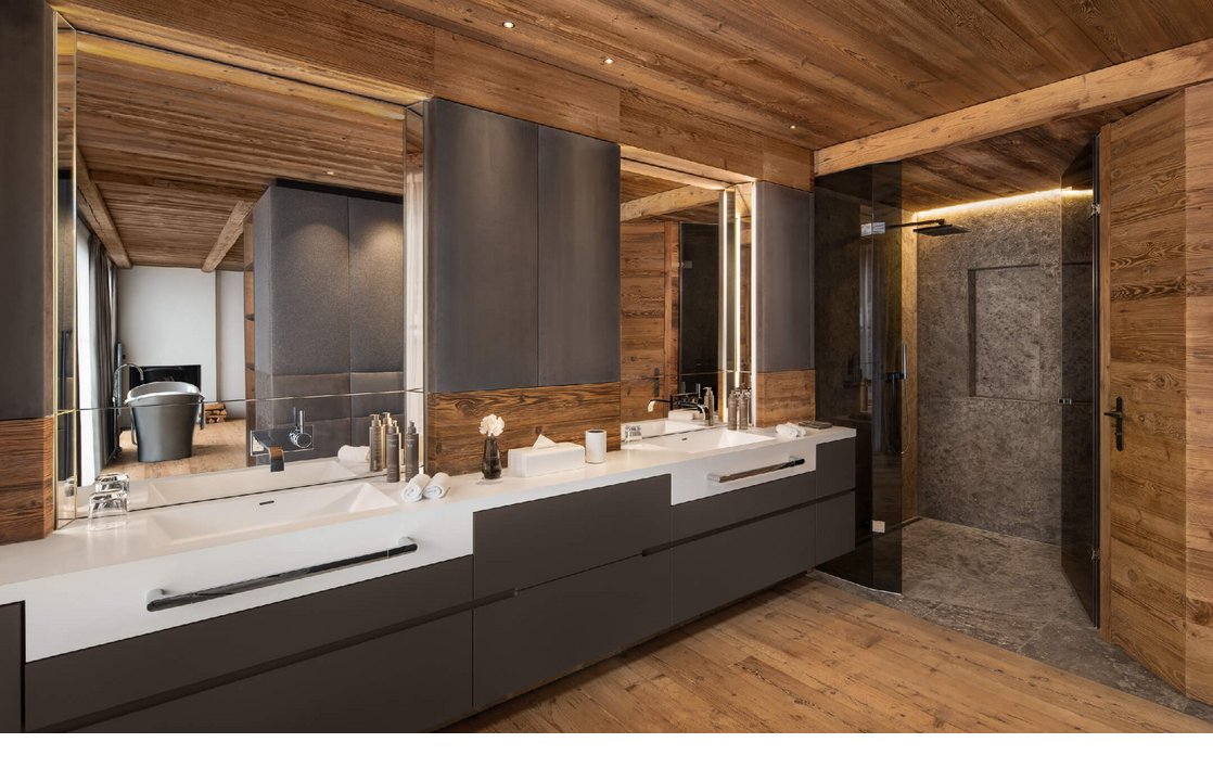 Modernes Badezimmer mit bodentiefer Regendusche.