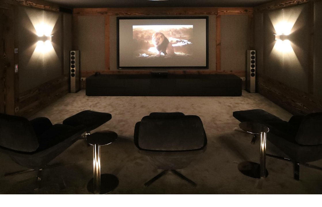 Gemütliches Heimkino mit bequemen Sesseln und großem Bildschirm im Hotel Severin*s The Alpine Retreat in Lech.