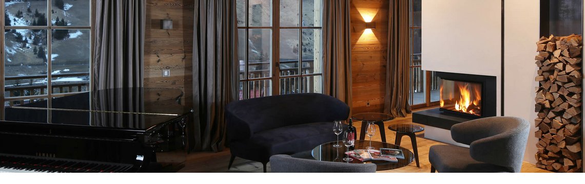 Gemütliche Lounge mit Kamin, Klavier und Bergblick im Hotel Severin*s The Alpine Retreat, Lech.