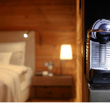 Kaffeezubereitung in der Suite im Severin*s – The Alpine Retreat