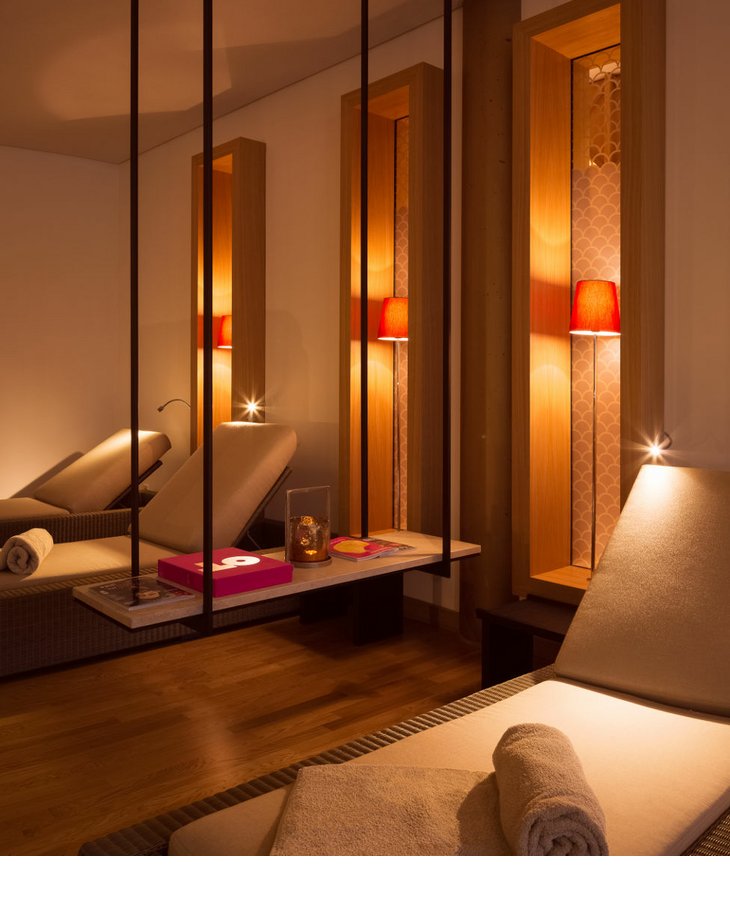 Gemütlicher Spa-Ruheraum mit Liegen, weichen Handtüchern und stimmungsvoller Beleuchtung im Hotel Severin*s Resort & Spa.