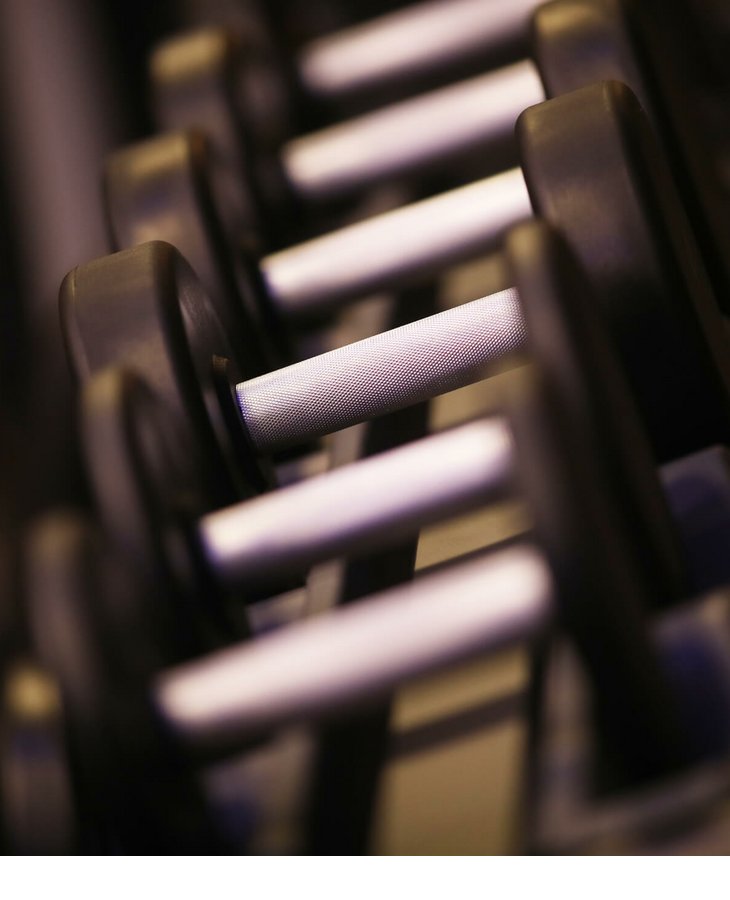 Hanteln in einem Fitnessraum des Hotels Severin*s The Alpine Retreat in Lech, bereit für ein Workout.