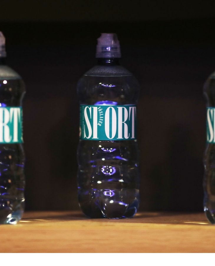 Drei Sportwasserflaschen stehen nebeneinander auf einem Tisch im Hotel Severin*s The Alpine Retreat in Lech.