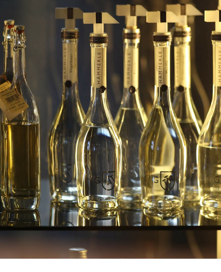 Verschiedene edle Spirituosenflaschen auf einem Regal im Hotel Severin*s The Alpine Retreat in Lech.