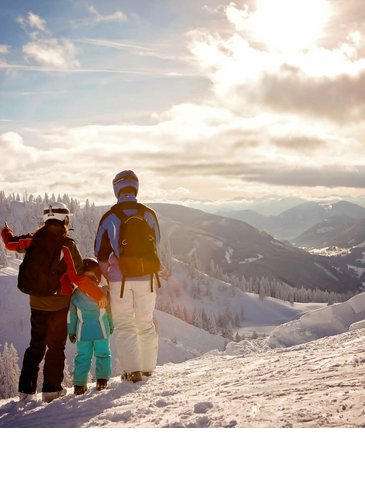 Familie in den verschneiten Bergen | Severin*s The Alpine Retreat