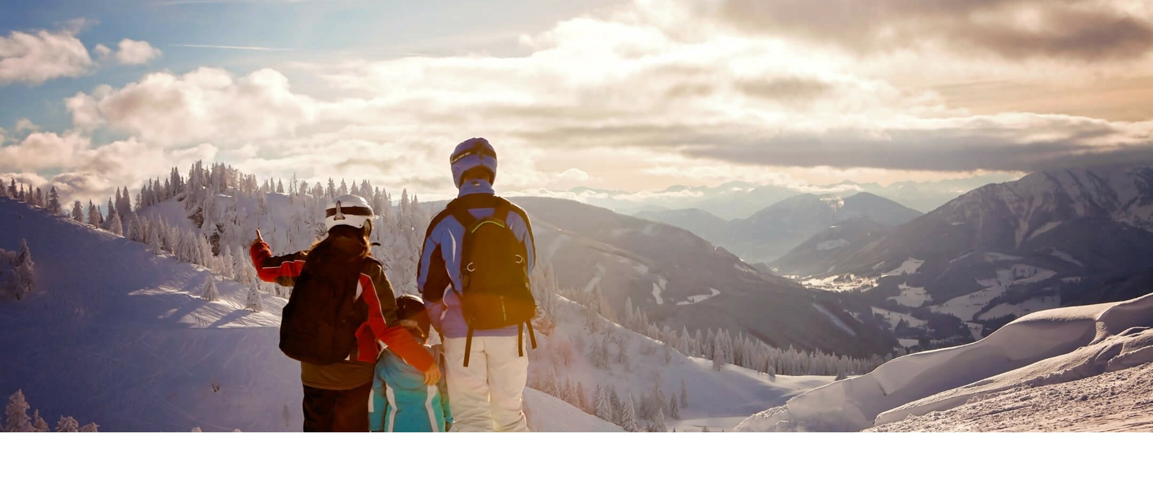 Familie im Schnee in den Bergen | Severin*s The Alpine Retreat Familie in Skiausrüstung genießt winterliche Berglandschaft bei Sonnenuntergang.