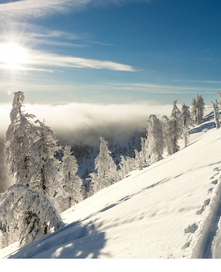 Skilanglauf | Severin*s The Alpine Retreat Verschneite Berglandschaft mit Skitourengehern unter strahlendem Sonnenschein beim Hotel Severin*s The Alpine Retreat.