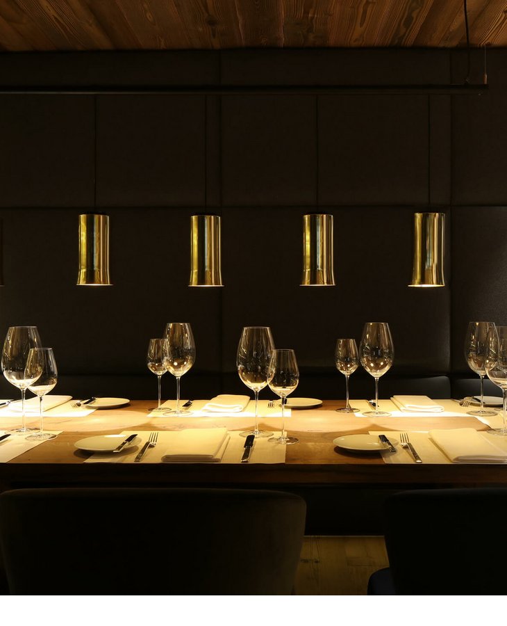 Elegantes, gedecktes Restaurant-Tisch-Setting mit Weingläsern im Hotel Severin*s The Alpine Retreat, Lech.