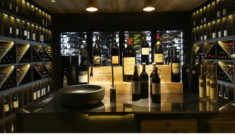 Weinkeller im Hotel Severin*s - The Alpine Retreat Weinkeller im Hotel Severin*s The Alpine Retreat mit Regalen voller Weinflaschen und eleganter Beleuchtung.