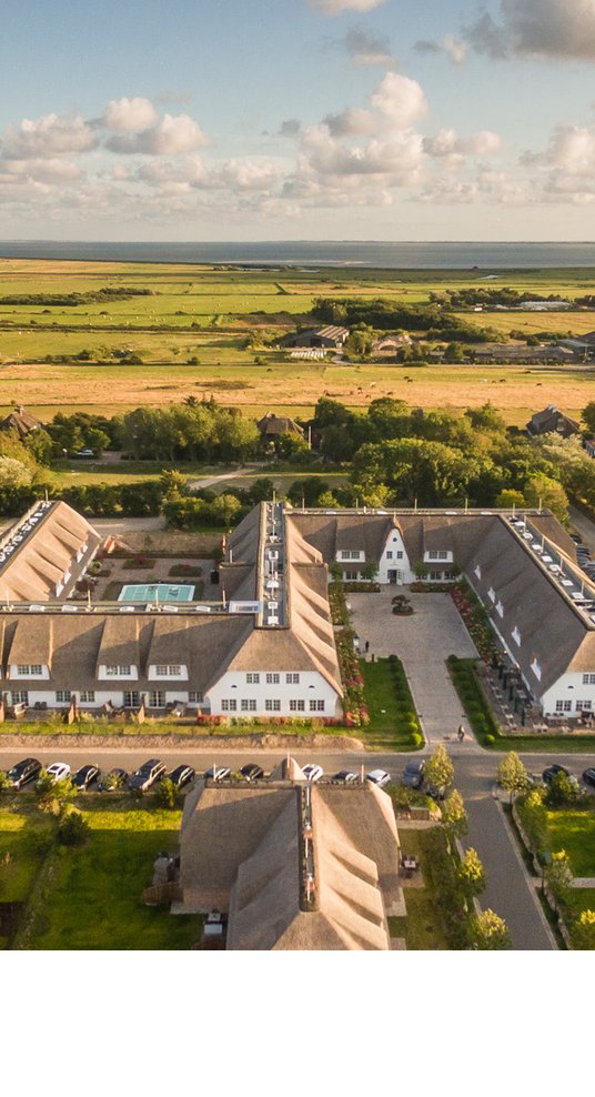 Gelände-Draufsicht auf das Areal des Hotel Severin*s Resort & Spa sowie der Küste Sylts per Drohne
